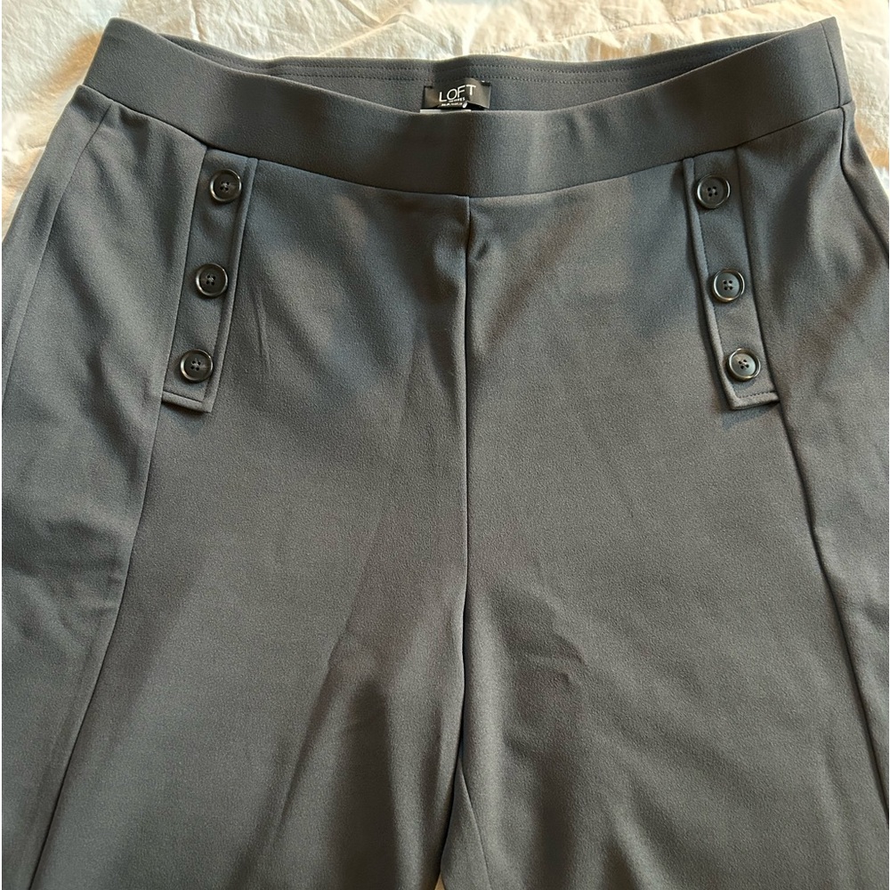 NWT wide leg poly spandex Gray Button-Detail Pants. 28 " inseam.